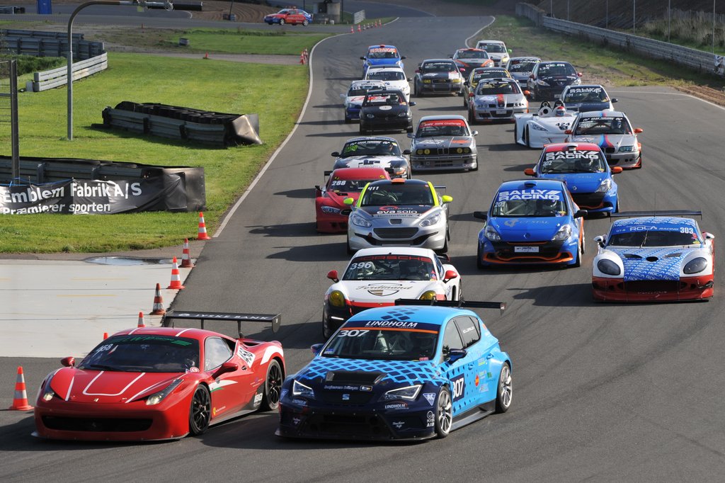 I starten kæmpede LWP Racings Ferrari og Team Lindholm Leasings Seat Leon om førstepladsen på Ring Djursland
(Foto: Morten Alstrup)